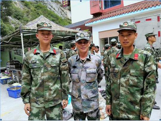 地震灾区的逆行者——记一位默默无闻的抗震英雄郁仲先生图1