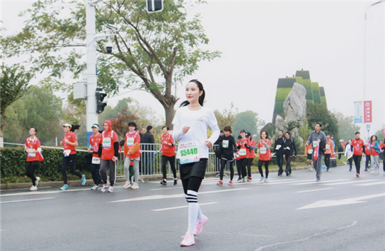 中国国际新闻杂志社常务副社长孟小岸女士参加合肥国际马拉松赛