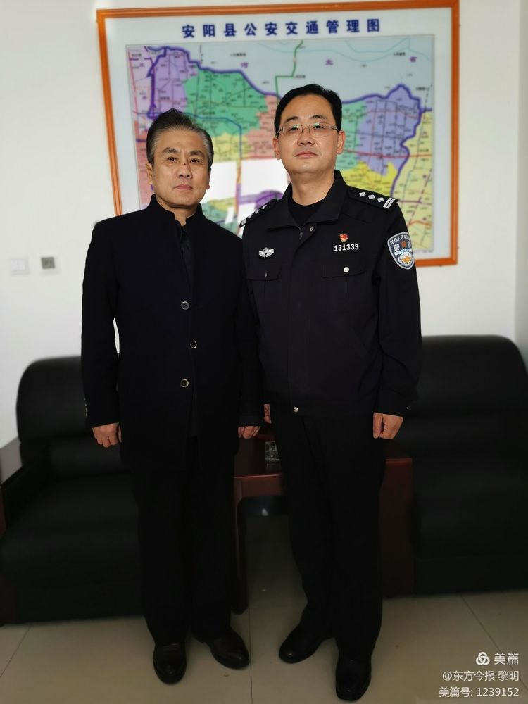 安阳市国学书画院走进警营送“福”写春联，受到警民热烈欢迎