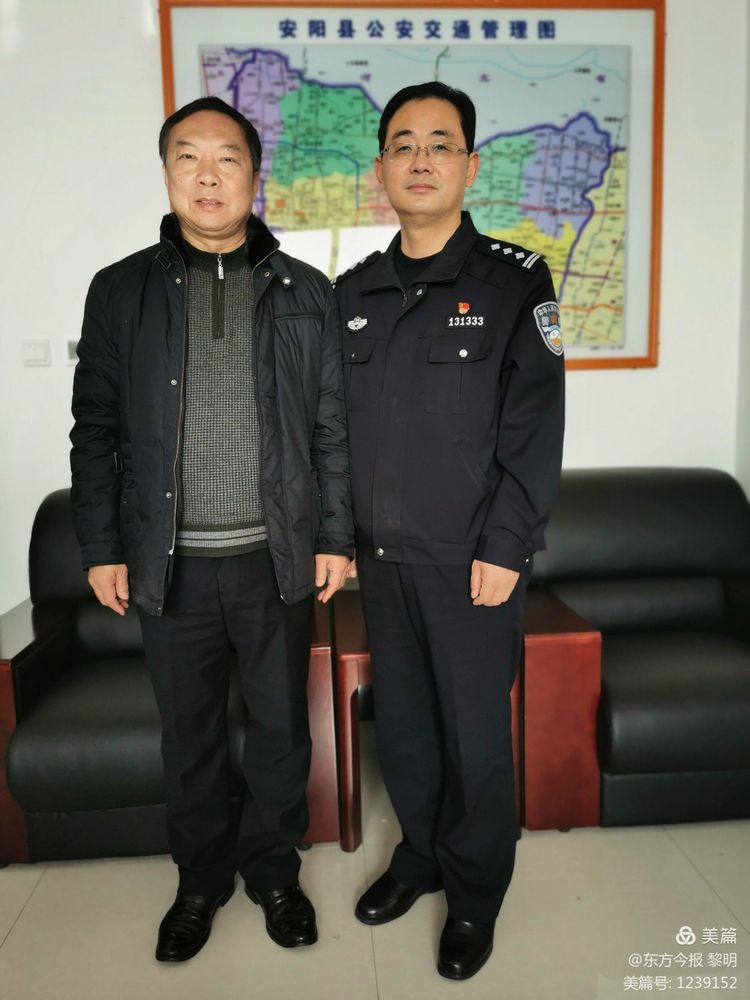 安阳市国学书画院走进警营送“福”写春联，受到警民热烈欢迎