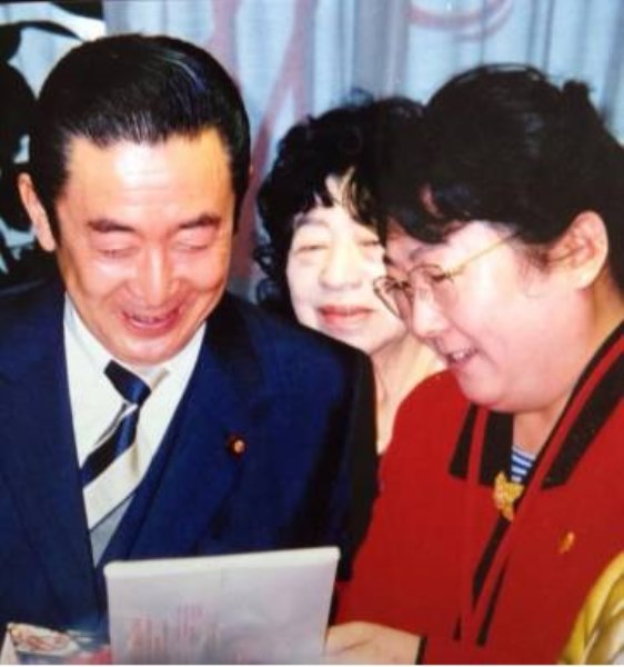 15龚巧玉女士受日本首相桥本龙太郎的热情接待    2001 年.jpg