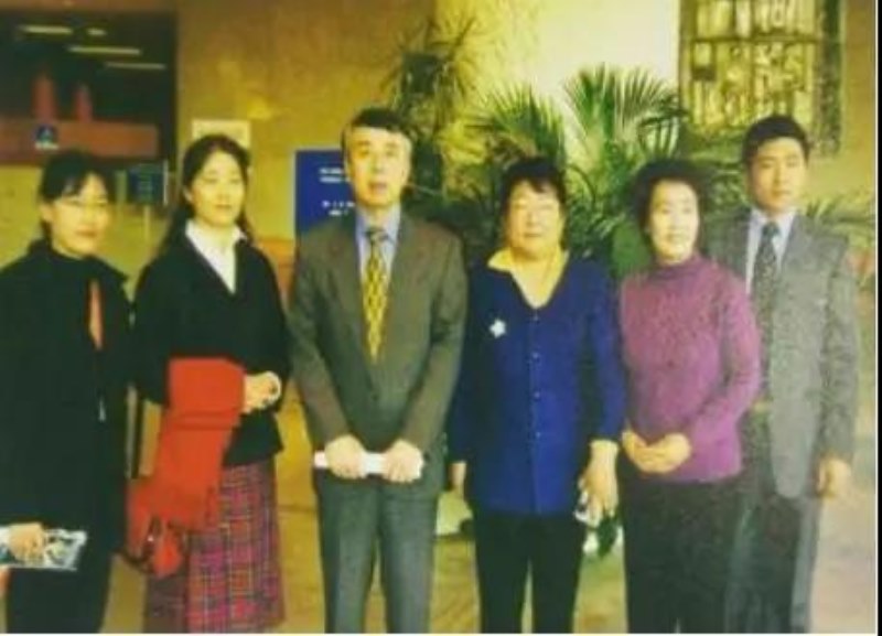 16联合国 2002 年 龚巧玉女士和代表团成员在日内瓦和劳工组织刘官员留念.jpg